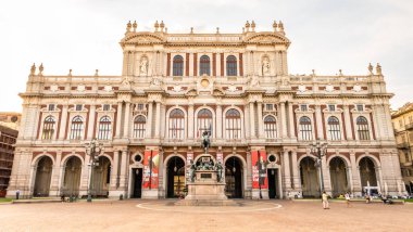 Turin, İtalya - 30 Ağustos 2022 - Torino 'daki Ulusal Müze Binası' na bakın. Torino Kuzey İtalya 'da önemli bir iş ve kültür merkezidir..