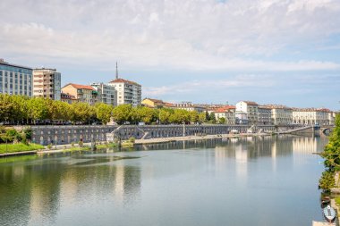 Torino, İtalya 'daki Po nehrinin rıhtımına bakın.