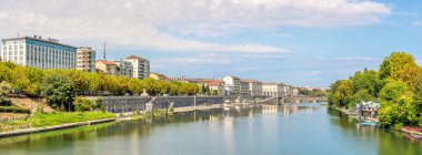 Turin, İtalya - 30 Ağustos 2022 - Torino 'daki Po nehrinin rıhtımında panoramik manzara. Torino Kuzey İtalya 'da önemli bir iş ve kültür merkezidir..