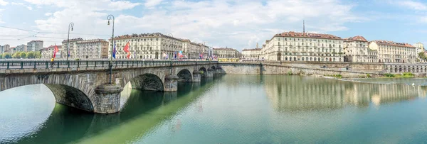 Turin Italië August 2022 Panoramisch Uitzicht Waterkant Van Rivier Met — Stockfoto