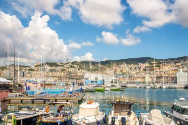 GENOA, İtalya - 31 bin 2022 AĞUSTOS - Cenova Limanı 'na bakın. Cenova, İtalya 'nın Liguria bölgesinin başkentidir..