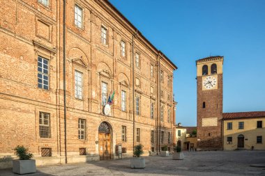 RIVA p CHIERI, ITALY - 31 Ağustos 2022 - Riva presso Chieri 'deki belediye binası ve çan kulesi manzarası. Riva, Torino 'nun yaklaşık 15 kilometre güneydoğusunda yer almaktadır..