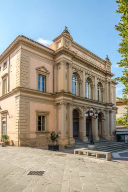 Massa-İtalya sokaklarındaki tiyatro binasına bakın.