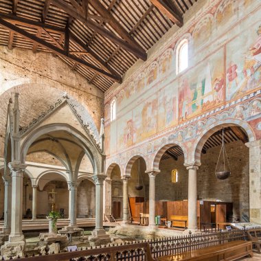 San Pietro Apostolo Bazilikası 'nın dekorasyonuna SAN PIERO A GRADO, İTALYA - 1 Eylül 2022 San Piero a Grado, İtalya 'nın Toskana eyaletinde yer alan bir kilisedir..