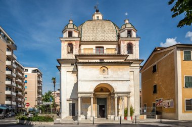 MASSA, ITALY - 12022 EYLÜL Massa 'nın sokaklarındaki Misericordia Kilisesi' ne bakın. Sahip, İtalya 'nın orta kesiminde Toskana' da bir kasaba ve komün..
