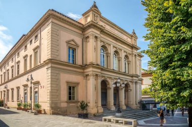 MASSA, ITALY - EPTEMBER 12022 - Massa sokaklarındaki tiyatro binasında görüntü. Sahip, İtalya 'nın orta kesiminde Toskana' da bir kasaba ve komün..