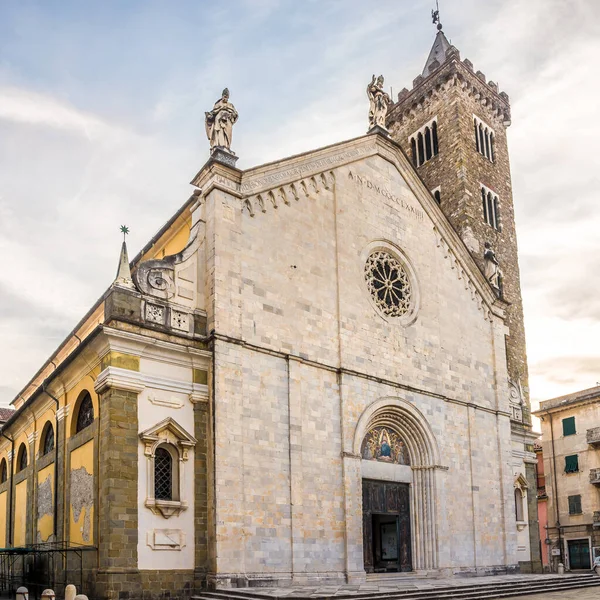 Pohled Att Katedrála Santa Maria Assunta Ulicích Sarzana Itálii — Stock fotografie