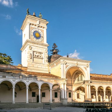 Udine 'deki saat kulesine (San Giovanni Loggia) bak - İtalya