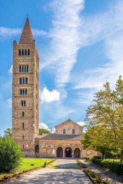 POMPOSA DI CADIGORO, İTALYA - 5 Eylül 2022 Pomposa di Cadigoro 'daki Manastır. Pomposa Manastırı, İtalya 'nın Ferrara kenti yakınlarındaki Adriyatik kıyısındaki Codigoro komünü' nde yer alan bir Benedikt manastırıdır..