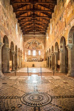 POMPOSA DI CADIGORO, İTALYA - 5 Eylül 2022 - Pomposa di Cadigoro 'daki Abbey' nin iç kesimine bakın. Pomposa Manastırı İtalya 'nın Ferrara kenti yakınlarında bir Benedikt manastırıdır..