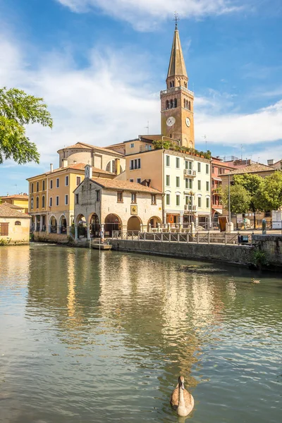 意大利波尔图加罗 2022年9月5日 位于波托格罗罗的圣安德鲁教堂与莱米内河的景观 波托鲁罗 Portogruaro 是意大利北部威尼托的一个城镇和社区 — 图库照片