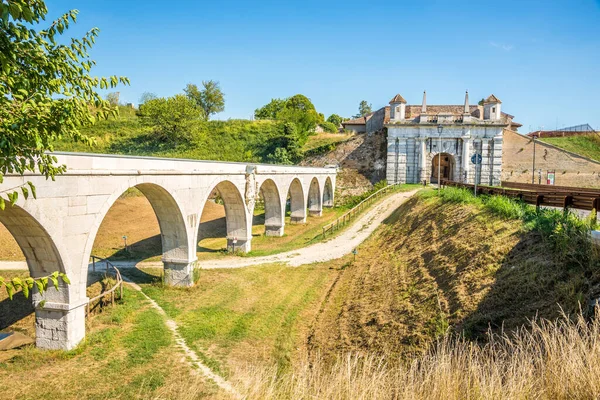 Vista Para Aqueduto Com Udine Gate Nas Ruas Palmanova Itália Imagem De Stock