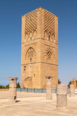 Rabat-Fas 'taki Almohad Camii' ndeki Hasan Kulesi 'ne bakın.