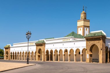 Fas Rabat caddelerindeki Kraliyet Sarayı yakınlarındaki Ahl Fas Camii 'ne bakın. 
