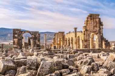 Fas 'taki antik Volubilis kasabasının Basilica binasının kalıntılarına bakın.