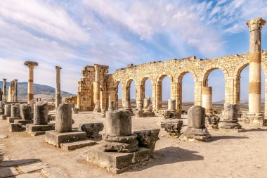 Fas 'ın Volubilis kentindeki Basilica binasının kalıntılarına bakın.