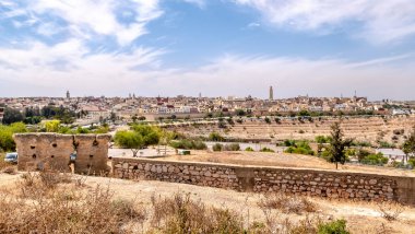 Fas 'taki Meknes kasabasına bakın.