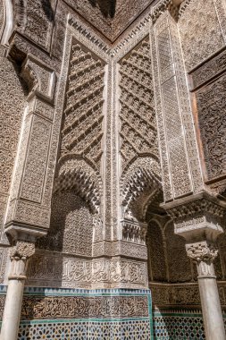 FEZ, MorOCCO - 19 Eylül 2022 - Fez 'deki Al-Attarine Madrasa' nın iç dekorasyonuna bakın. Fez şehrine 