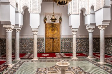 MEKNES, FOCCO - 18 Eylül 2022 - Meknes 'teki Moulay İsmail Anıt Mezarlığı' nın içini görmek. Meknes, Fas 'ın dört İmparatorluk şehrinden biridir..