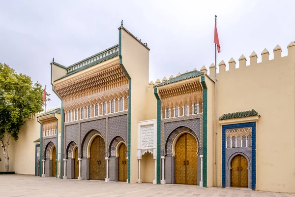 モロッコのフェズの通りにあるアラオライト王宮の入り口で見る — ストック写真