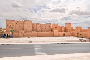 Fas 'ta Ouarzazate sokaklarındaki Taourirt Kasbah' a bakın.