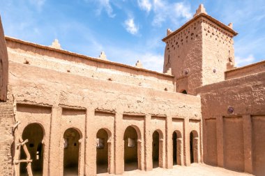 SKOURA, MOROCCO - 24 EPTEMBER 2022 - Skoura Oasis 'teki Amridil Kasbah' ın iç mekanına bakın. Kasbah aslında 17. yüzyılda kuruldu..