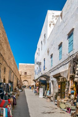 ESSAOUIRA, FOCCO - Eylül 28,2022 - Essaouira 'daki Medine sokaklarındaki pazarda görüldü. Essaouira, 1960 'lara kadar Mogador olarak bilinen batı Fas' ta bir liman kentidir.
