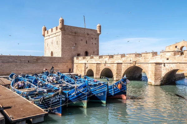 Essaouira Morocco 2022年9月28日 埃索维拉斯卡拉港口附近的城堡附近的船只 Essaouira 直到1960年代被称为Mogador 是摩洛哥西部的一个港口城市 — 图库照片