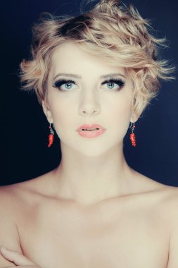 Stüdyoda poz veren güzel kız