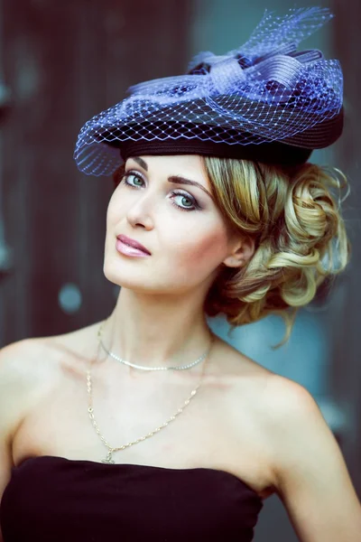Retro meisje in een blauwe hoed — Stockfoto