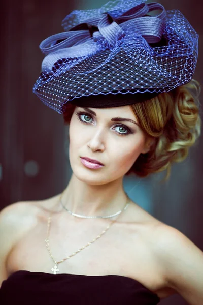 Ragazza retrò con un cappello blu — Foto Stock