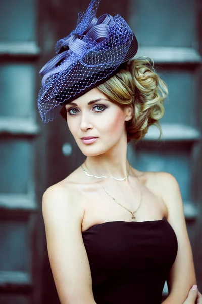 Retro dívka v modrém klobouku — Stock fotografie