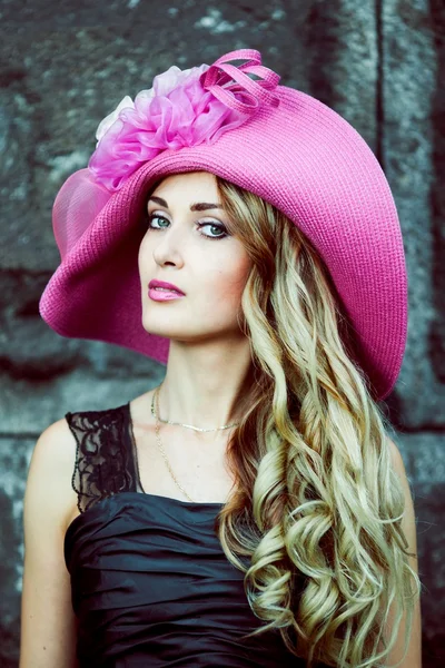 Ragazza con cappello rosa retrò — Foto Stock