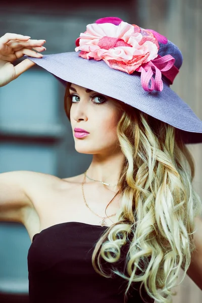 Chica en un sombrero rosa retro — Foto de Stock