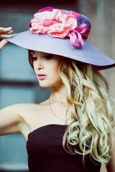 Ragazza con cappello rosa retrò — Foto Stock