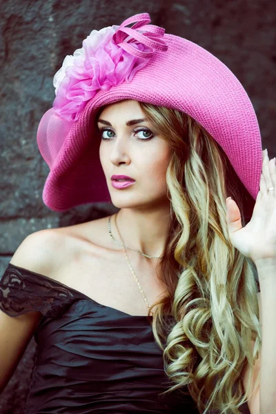 Girl in a pink hat retro — Stock Photo, Image