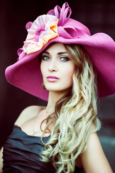 Ragazza con cappello rosa retrò — Foto Stock