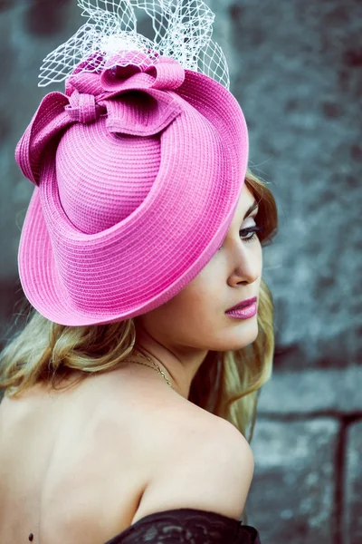 Ragazza con cappello rosa retrò — Foto Stock