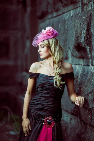 Chica en un sombrero rosa retro — Foto de Stock