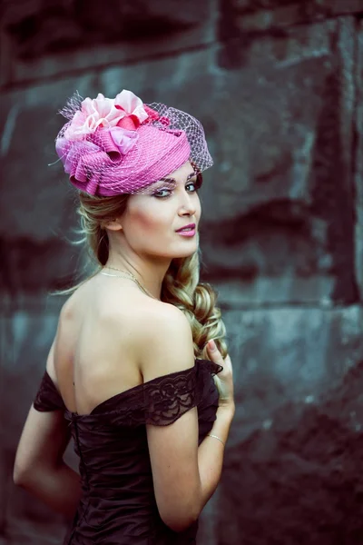 Ragazza con cappello rosa retrò — Foto Stock