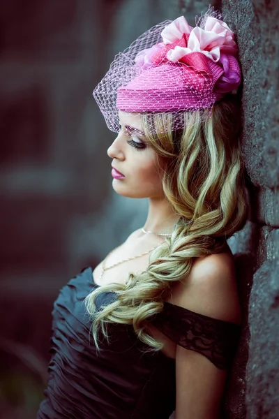 Ragazza con cappello rosa retrò — Foto Stock