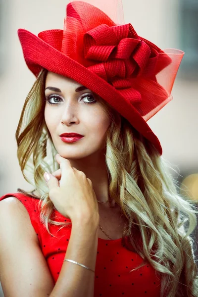 Chica en un sombrero rojo retro — Foto de Stock