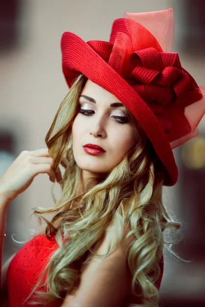 Menina em um chapéu retro vermelho — Fotografia de Stock