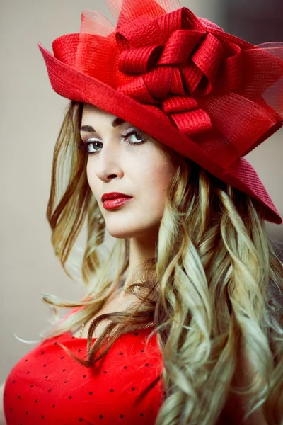 Dziewczyna w czerwonym kapeluszu retro — Zdjęcie stockowe