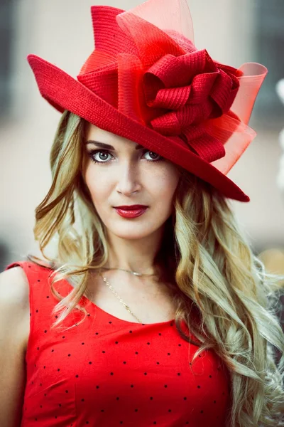 Chica en un sombrero rojo retro — Foto de Stock