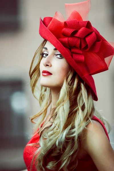 Dziewczyna w czerwonym kapeluszu retro — Zdjęcie stockowe