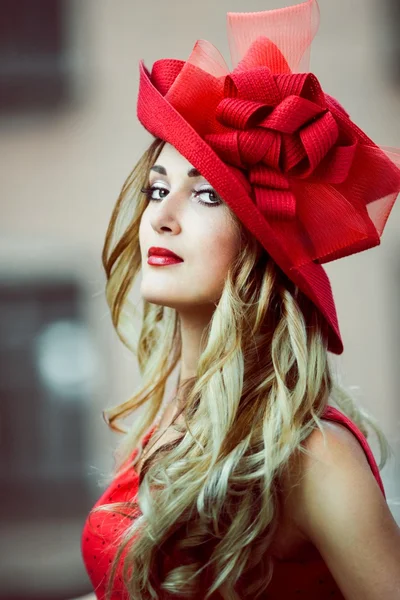 Ragazza in un cappello rosso retrò — Foto Stock