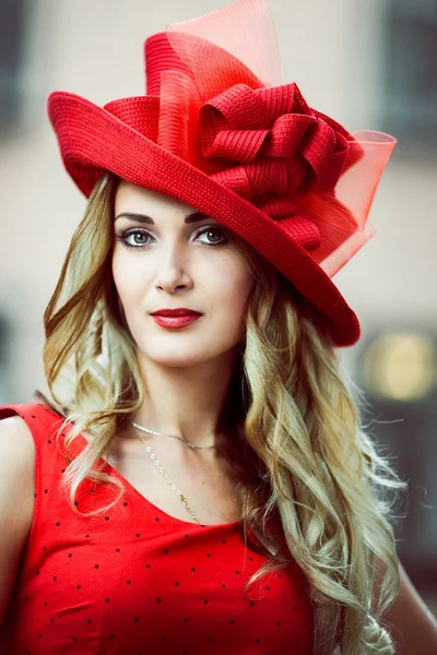 Ragazza in un cappello rosso retrò — Foto Stock