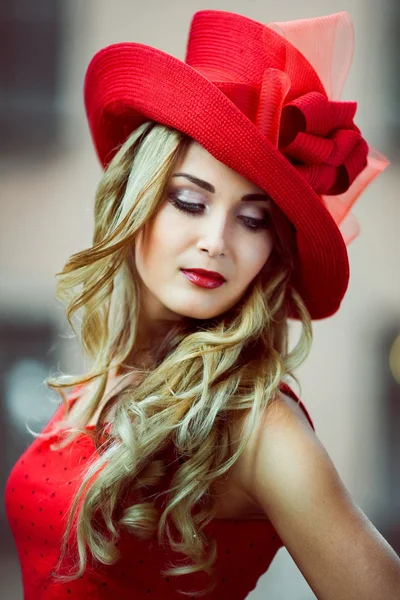 Menina em um chapéu retro vermelho — Fotografia de Stock