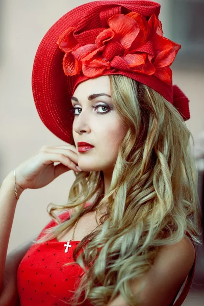 Meisje in een rode hoed retro — Stockfoto